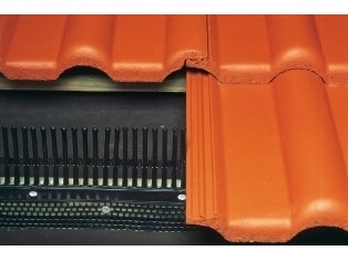 Εξαεριστήρας Άκρων Στέγης Braas Klober 200m/κιβώτιο - Χτένια Γείσων Κεραμοσκεπής 1m Μήκος - 8cm Ύψος Εξαεριστήρας Άκρων Στέγης Braas Klober 200m/κιβώτιο - Χτένια Γείσων Κεραμοσκεπής 1m Μήκος - 8cm Ύψος