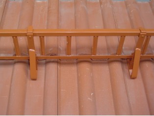 Σετ σχάρας συγκράτησης χιονιού για κεραμίδια (1 σχάρα συγκράτησης, 3 βάσεις στήριξης DB) Σετ σχάρας συγκράτησης χιονιού για κεραμίδια (1 σχάρα συγκράτησης, 3 βάσεις στήριξης DB)