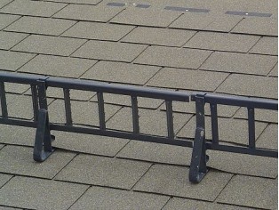 Σετ σχάρας συγκράτησης χιονιού για ασφαλτικά κεραμίδια (1 σχάρα συγκράτησης, 3 βάσεις στήριξης U) Σετ σχάρας συγκράτησης χιονιού για ασφαλτικά κεραμίδια (1 σχάρα συγκράτησης, 3 βάσεις στήριξης U)