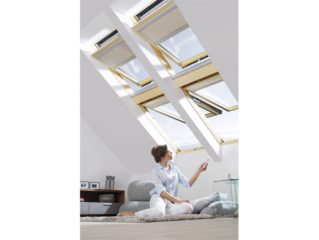 FAKRO Ηλεκτρικό περιστρεφόμενο παράθυρο στέγης κεντρικού άξονα FTP V - U3 Z-WAVE  Με στεγάνωση ΕHN Fakro (για όλους τους τύπους κεραμιδιού).  +10 χρόνια εγγύηση. 78x118